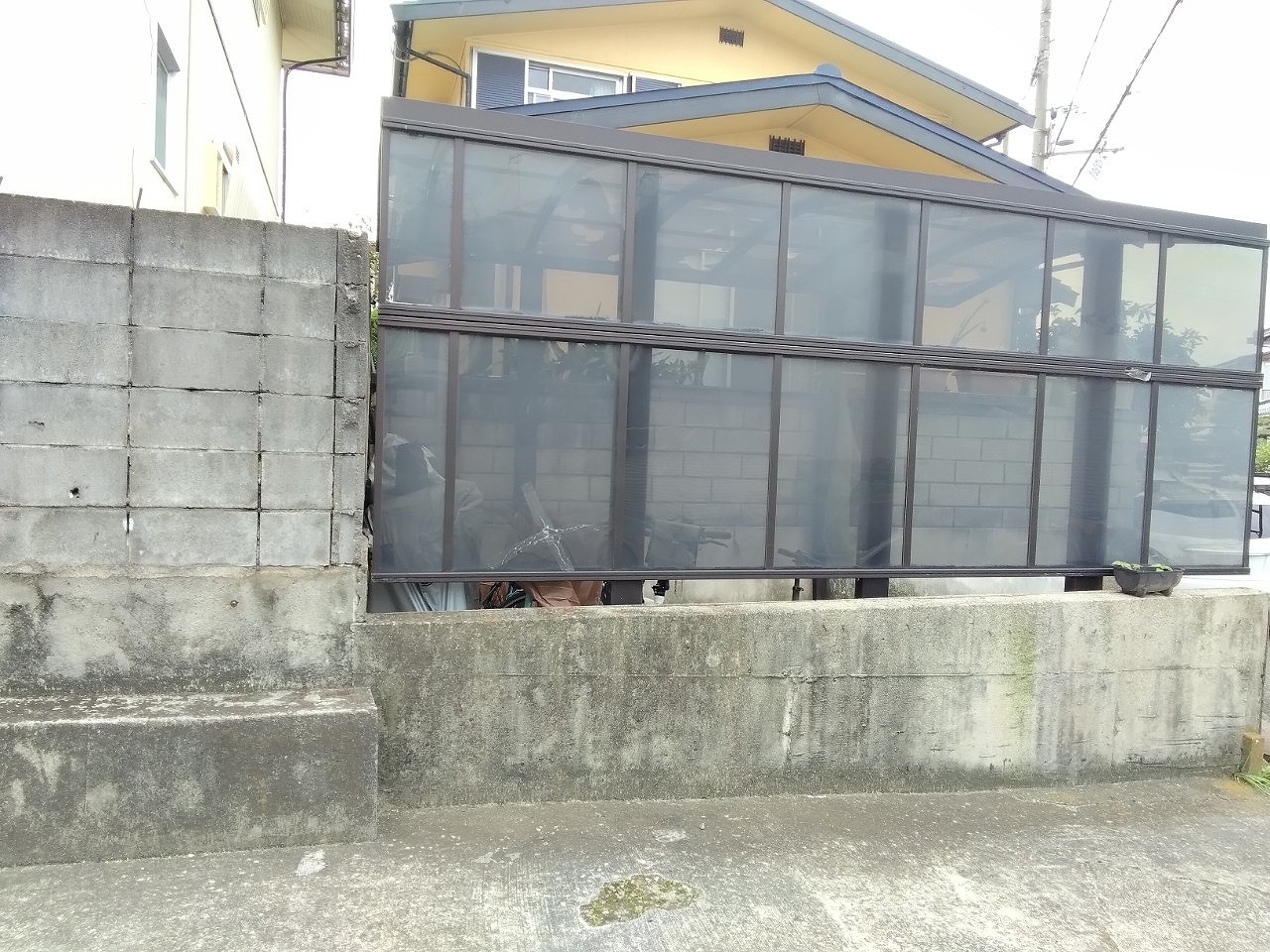 高砂市　カーポート側面パネル　ポリカーボネート　ひび割れ